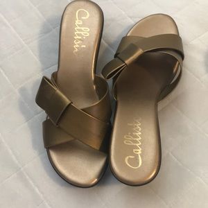 Fashionable & comfortable gold sandals